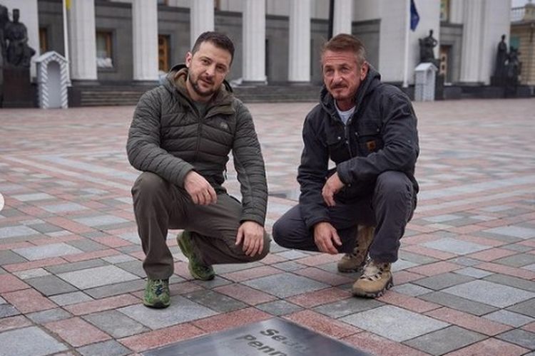 Presiden Ukraina Volodymr Zelensky (kiri) dan aktor kondang Hollywood Sean Penn (kanan) mengunjungi batu yang tertulis nama Penn di Walk of the Brave, Kyiv, Selasa (8/11/2022).