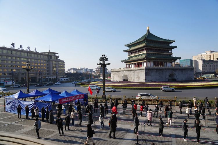 Dalam foto yang dirilis oleh Kantor Berita Xinhua China, warga berbaris untuk tes di tempat pengujian Covid-19 di Xi'an di Provinsi Shaanxi, China barat laut, Selasa, 21 Desember 2021.