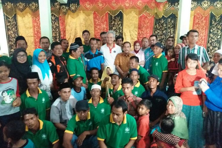 Gubernur Jawa Tengah Ganjar Pranowo mengunjungi para transmigran asal Klaten, Jawa Tengah di lokasi transmigrasi Nagari Padang Tarok, Kecamatan Kamang Baru, Kabupaten Sijunjung, Sumatera Barat, Senin (6/11/2017). 