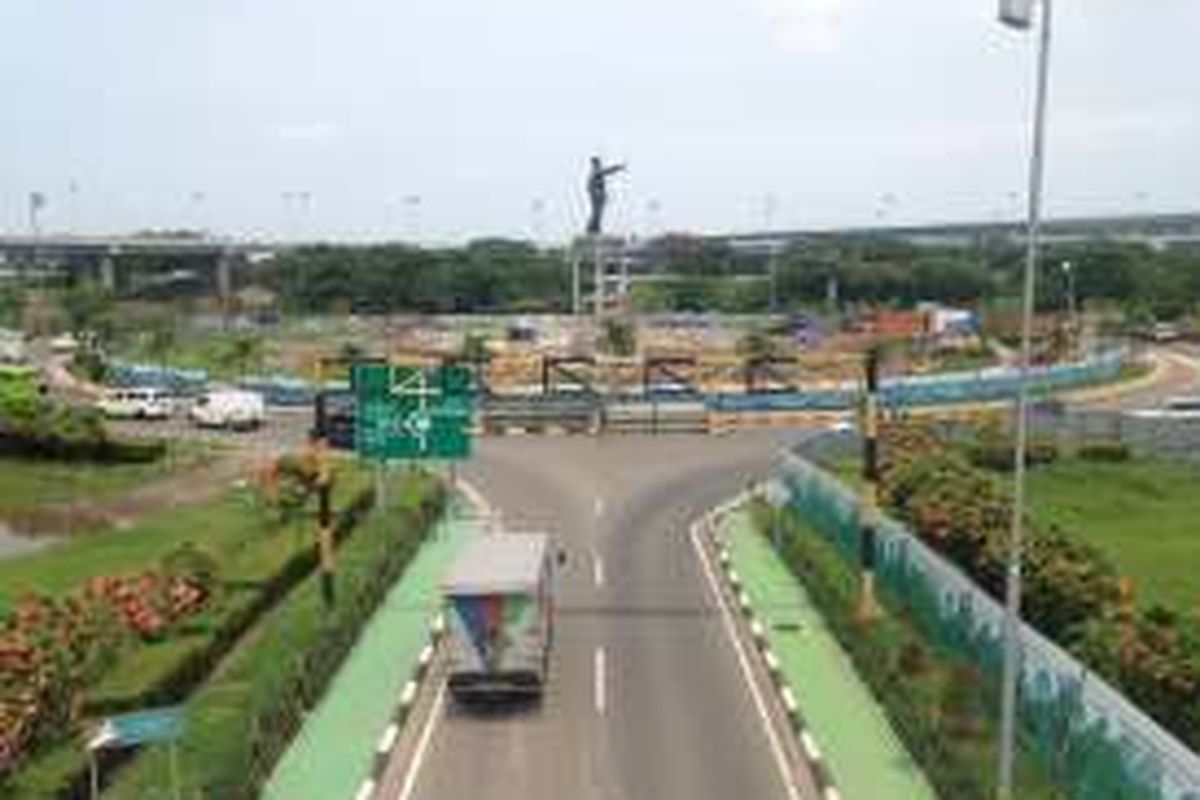 Tampak bundaran yang terdapat patung Soekarno dan Mohammad Hatta di Bandara Soekarno-Hatta, Tangerang, Rabu (27/1/2016). 





