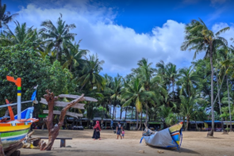 Pantai Kelapa Tuban, tempat wisata bahari yang memiliki ribuan pohon kelapa di Tuban, Jawa Timur. 