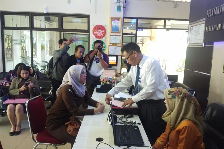 Jaksa melimpahkan berkas lima komisioner KPU Palembang ke Pengadilan Negeri Klas 1A Palembang, Rabu (3/7/2019).