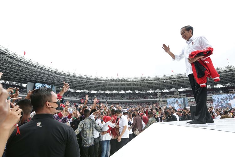 Presiden RI Joko Widodo menyapa relawan saat acara Gerakan Nusantara Bersatu di Stadion Gelora Bung Karno, Jakarta, Sabtu (26/11/2022)
