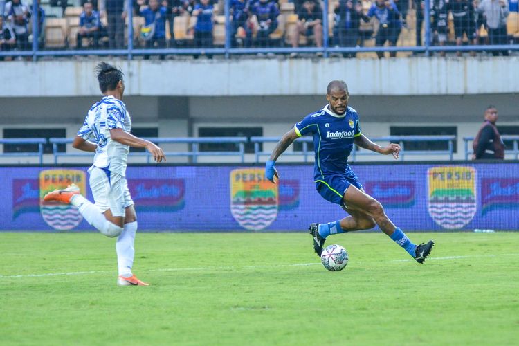 Penyerang Persib David da Silva mencoba melewati hadangan pemain belakang PSIS Semarang dalam laga lanjutan Liga 1 2022-2023, Sabtu (13/8/2022) di Stadion Gelora Bandung Lautan Api (GBLA). 