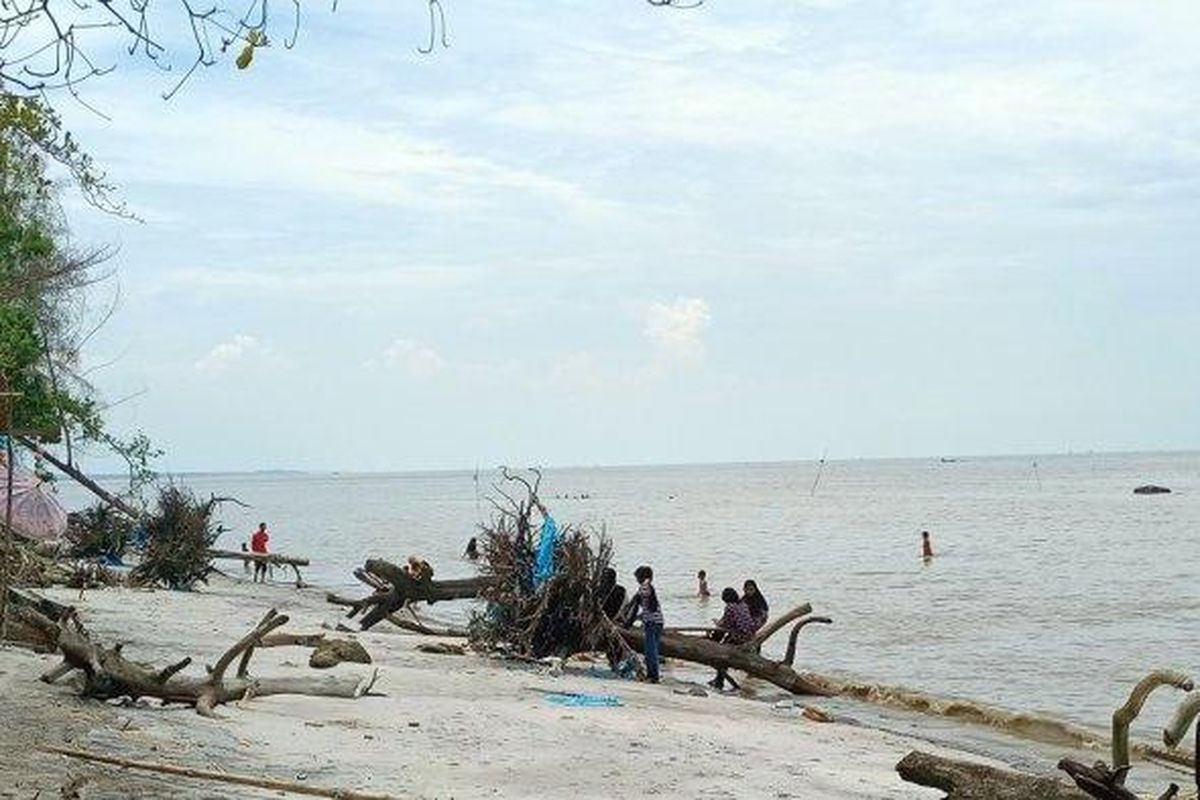 Pantai Putra Deli, salah satu pantai di sekitar Medan tepatnya di Kabupaten Serdang Bedagai. 