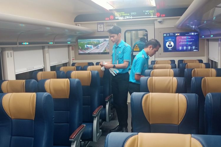 Suasana di dalam gerbong kereta ekonomi Stainless Steel New Generation pada KA Majapahit di Stasiun Kota Malang.