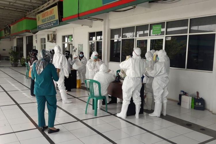 Dinas Kesehatan (Dinkes) Kabupaten Bogor melakukan test massal Covid-19 usai dilakukan sterilisasi di Pasar Cileungsi, Kabupaten Bogor, Jawa Barat, Senin (1/6/2020)
