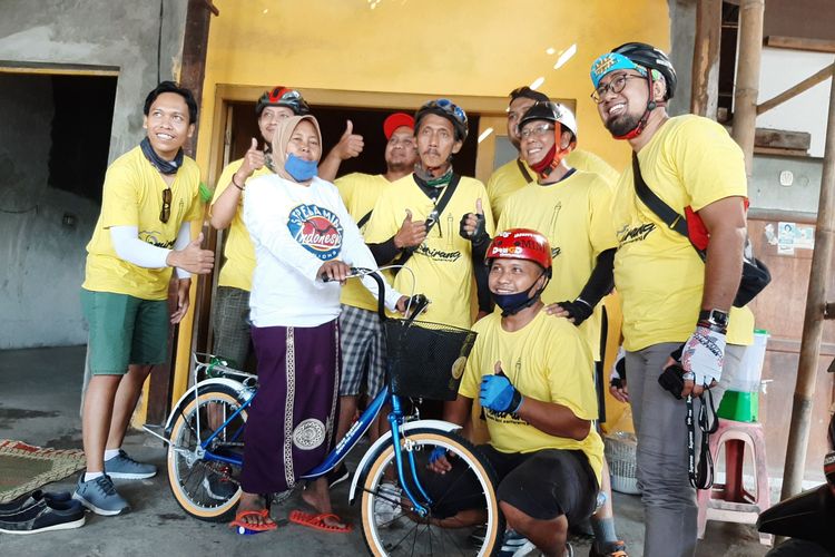 Mbah Mblok saat penerimaan sepeda baru dari komunitas sepeda mini Semarang (Semirang) di rumahnya, Minggu (28/6/2020).