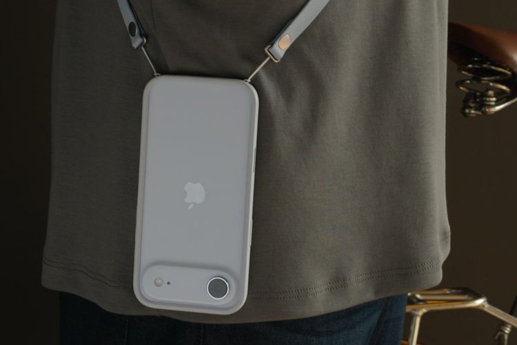 Crossbody Strap bisa dipasangkan ke aksesoris Apple terbaru lainnya yaitu, TechWoven Case