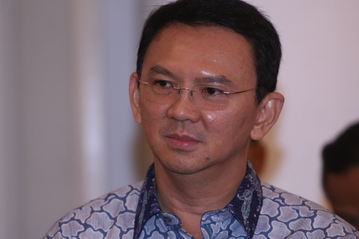 Basuki Tjahaja Purnama (Ahok) usai acara serah terima nota pengantar tugas PLT (pelaksana tugas) Gubernur DKI Jakarta di Balai Agung, Balai Kota DKI Jakarta, Senin (6/3/2017). Serah terima ini dilakukan oleh Sekjen Kemendagri Yuswandi A Temenggung kepada pasangan Gubernur-Wakil Gubernur petahana DKI Jakarta, Basuki Tjahaja Purnama-Djarot Saiful Hidayat, serta kepada Sumarsono.