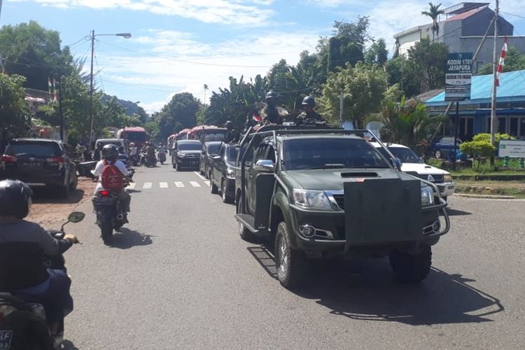 Aparat TNI bersenjata lengkap mengawal distribusi BBM ke sejumlah lembaga penyalur di Jayapura, Sabtu (31/8/2019). Foto Humas Pertamina MOR VIII Maluku-Papua.