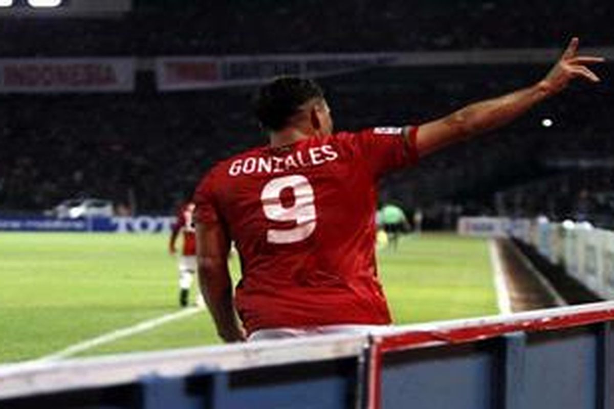 Penyerang Timnas Indonesia, Chrisrian Gonzales, mencetak dua gol ke gawang Turkmenistan pada laga kedua Pra Piala Dunia 2014 di Stadion Gelora Bung Karno, Kamis (28/7/2011). Indonesia sementara unggul 3-0 di babak pertama, setelah Muhammad Nasuha menambah satu gol.