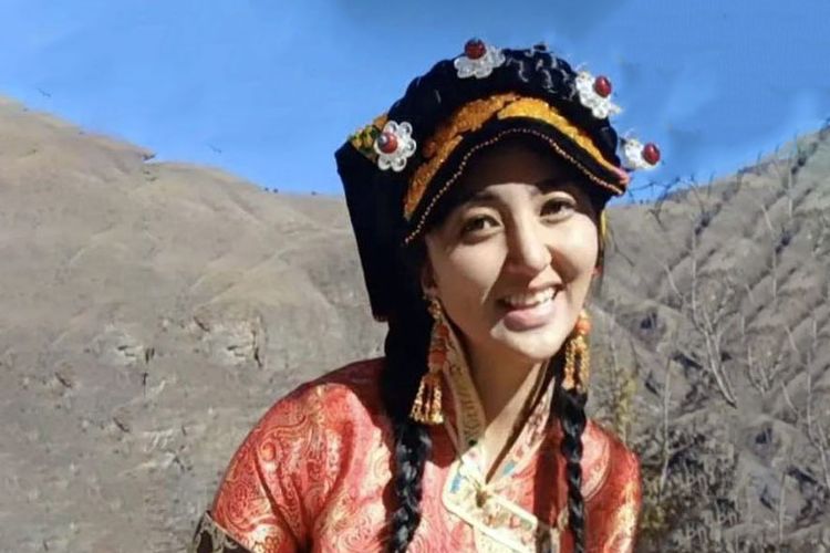 Wanita berusia 30 tahun, yang dikenal secara online sebagai Lhamo, meninggal karena luka-luka bakar beberapa minggu setelah diserang mantan suaminya.