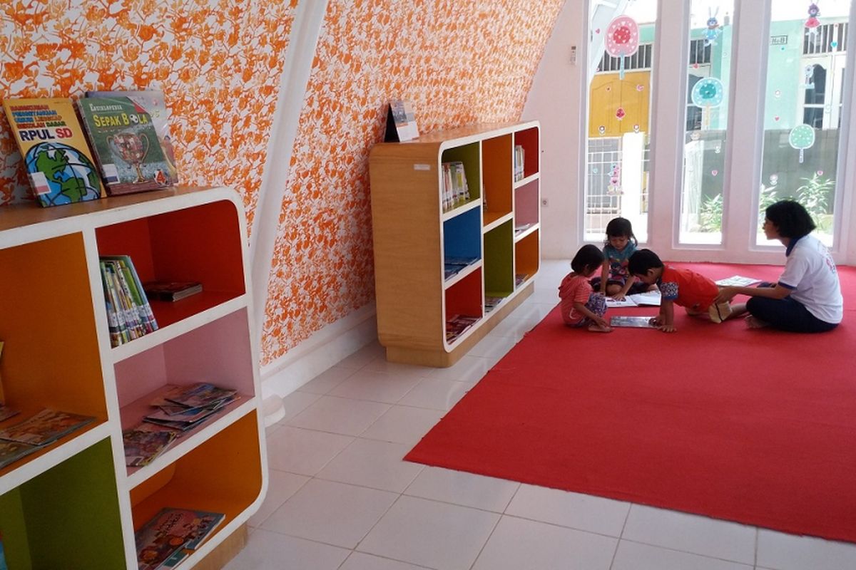 Ruang perpustakan yang nyaman untuk anak-anak di RPTRA Kemuning, Kelurahan Pejaten Timur, Kecamatan Pasar Minggu, Jakarta Selatan. 