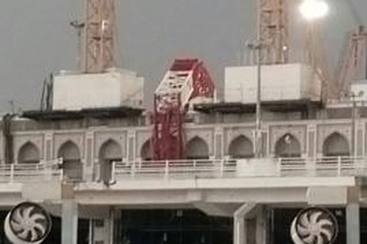 Sebuah alat berat proyek (crane) terjatuh di Masjidil Haram, Mekkah, Jumat (11/9/2015), dan menimpa para jemaah yang tengah melakukan shalat maghrib. 