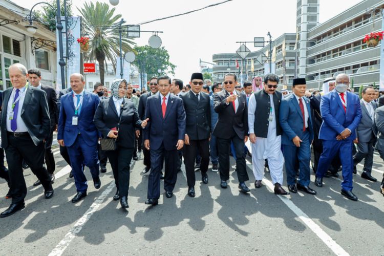 Gubernur Jawa Barat Ridwan Kamil, pimpinan MPR RI dan para delegasi negara Forum MPR Dunia saat melakukan prosesi historical walk dari Hotel Savoy Homan menuju Gedung Merdeka di Jalan Asia Afrika, Kota Bandung, Jawa Barat, Selasa (25/10/2022).