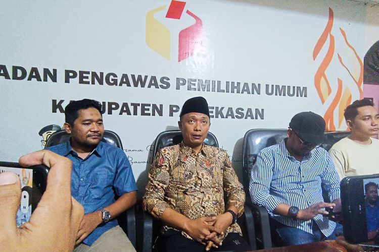Ketua Bawaslu Jawa Timur, Ahmad Waris (baju batik) saat melakukan supervisi di Bawaslu Pamekasan terkait peristiwa bagi-bagi uang yang dilakukan oleh Gus Miftah pada Kamis (28/2/2024).