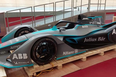 Replika Mobil Balap Formula E Dipamerkan di CFD, Masyarakat Bisa Gunakan untuk Berswafoto