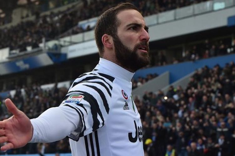 Striker Juventus, Gonzalo Higuain, merayakan gol ke gawang Sassuolo di Stadion Mapei, 29 Januari 2017.