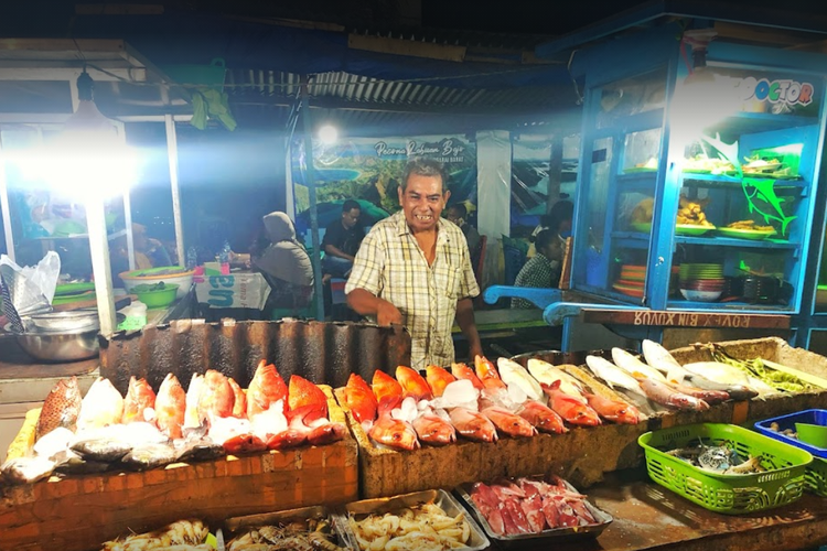 Penjual makanan di  Kuliner Seafood Kampung Solor, Kota Kupang