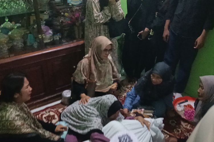 Jenazah Mahasiswi Trisakti Korban Kecelakaan Kereta di Bekasi Timur Disambut Tangis di Jambi