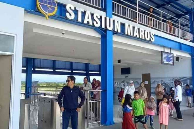 Masyarakat menunggu kereta Trans Sulawesi di Stasiun Maros
