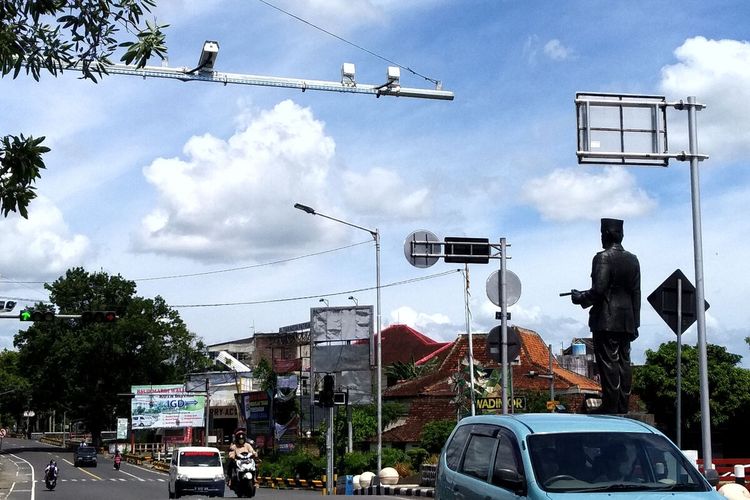 Kamera pengawas, bagian dari perangkat ETLE, terpasang di Simpang Tiga Herlingga yang merupakan salah satu pintu masuk ke Kota Blitar dari arah Malang