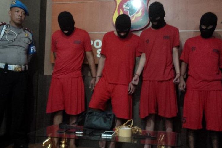  Empat orang penculik berinisial MR (24), F (30), HL (29) dan BA (30) ditangkap Unit Reskrim Polsek Sukajadi saat melakukan aksi penculikan kepada Tubagus Takwanurdin (30), warga Cibogo, K?elurahan Sukawarna, Kecamatan Sukajadi, Kota Bandung pada Selasa (17/1/2017) lalu. KOMPAS.com/Putra Prima Perdana