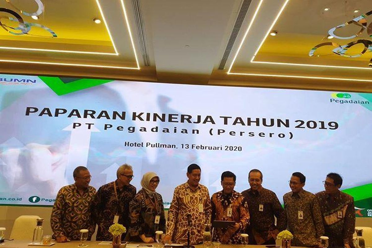  Direktur Utama PT Pegadaian (Persero) Kuswiyoto (keempat kiri) memaparkan kinerja PT Pegadaian (Persero) sepanjang tahun 2019 di Jakarta, Kamis (13/2/2020).