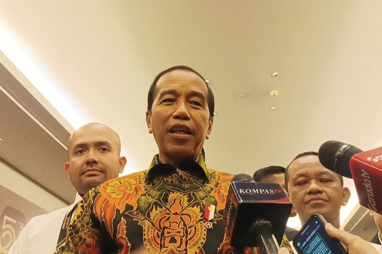 Presiden Joko Widodo memberikan keterangan pers usai menghadiri peringatan HUT ke-52 HIPMI, di kawasan Senayan, Jakarta, Senin (10/6/2024).