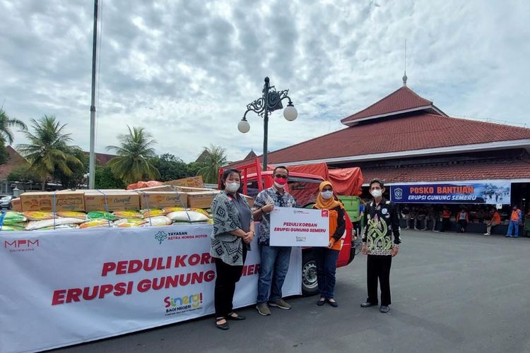 Yayasan AHM menyerahkan bantuan kepada korban erupsi Gunung Semeru 2021.