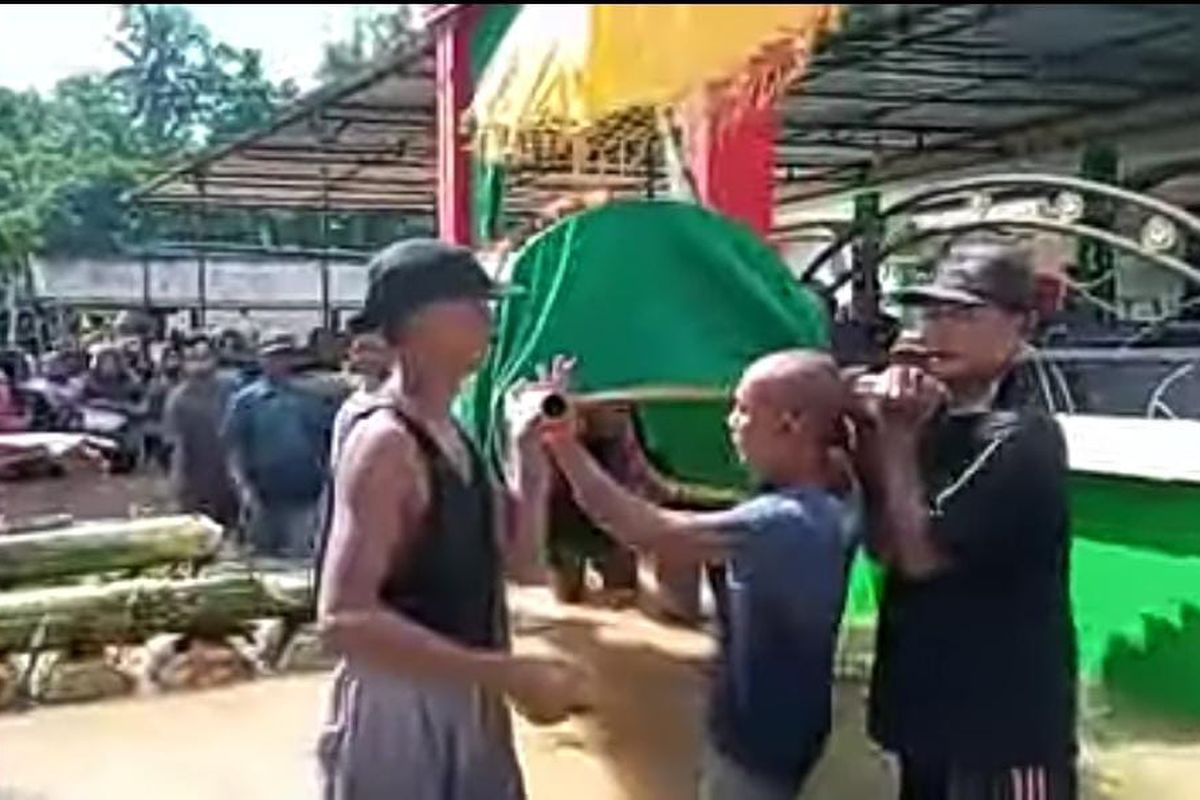 Warga Jember yang hendak memakamkan jenazah harus melewati banjir genangan 