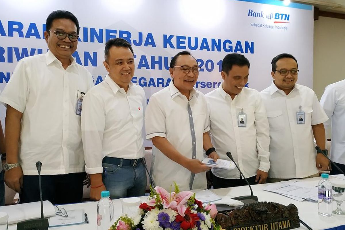 Direktur Utama Bank BTN Maryono (tengah) berserta direksi menyampaikan kinerja keuangan Bank BTN di Jakarta, Jumat (26/7/2019).