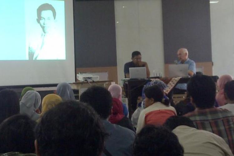 Saat pengarang buku Tan Malaka, Harry A Poeze, mengusu acara bedah buku yang dirangnya di Fakultas Ilmu Budaya Universitas Brawijaya (UB) Malang, Jawa Timur, Rabu (12/2/2014).