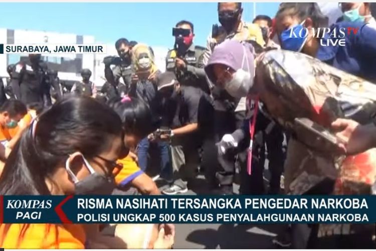  Wali Kota Surabaya Tri Rismaharini, menasihati salah satu pengedar narkoba, saat kegiatann pemusnahan narkoba di halaman Polrestabes Surabaya, Kamis (18/6/2020).