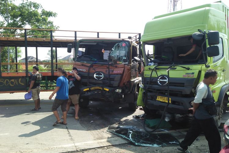 Insiden tabrakan beruntun empat kendaraan yang terjadi di Jalan Raya Ambeng-ambeng Watangrejo, Kecamatan Duduksampeyan, Gresik, Jawa Timur, Senin (11/12/2023).