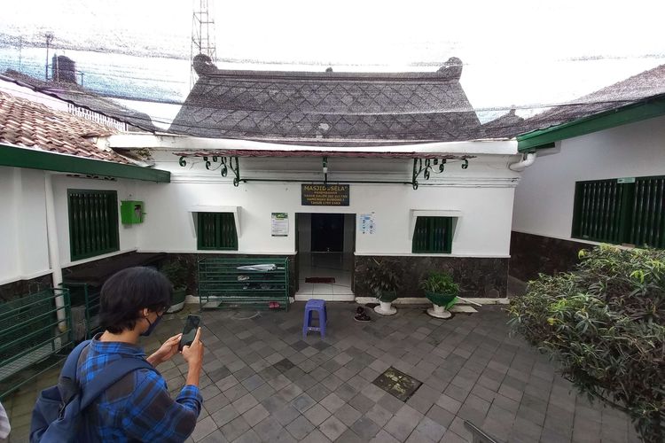 Seorang wisatawan saat berkunjung ke Masjid Sela sebelum ibadah Salat Maghrib. Masjid Sela  merupakan peninggalan Raja Keraton Ngayogyakarta Sri Sultan Hamengku Buwono I, pada hari Senin (4/4/2022).