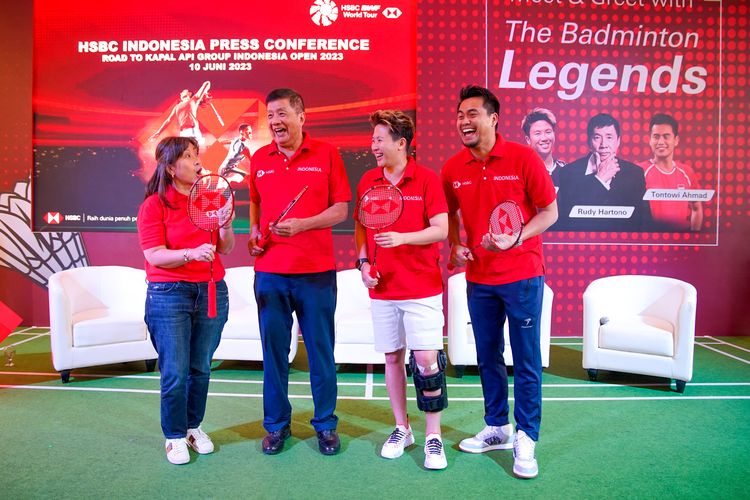 Legenda bulu tangkis Indonesia, Rudi Hartono (kiri), Liliyana Natsir (tengah), dan Tontowi Ahmad (kanan), dalam acara bertajuk HSBC Super Fans di Neo Soho, Central Park, Jakarta Barat, pada Sabtu (10/6/2023).