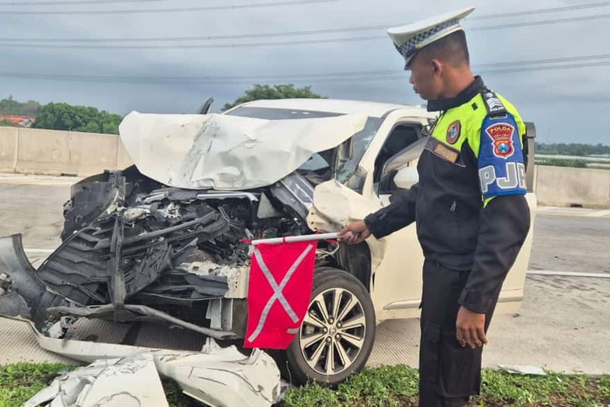 Mobil yang ditumpangi tim Persewangi Banyuwangi kecelakaan di tol Pasurua-Probolinggo.