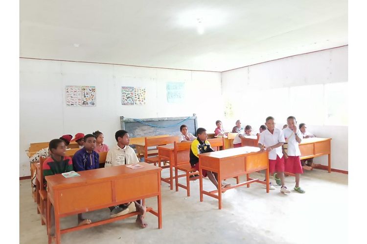 Kondisi kelas di SDN yang ada di desa di Kabupaten Jayawijaya yang cenderung seadanya.