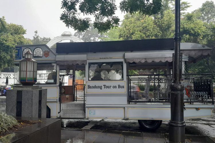 Bandung Tour on Bus atau Bandros di Alun-alun Kota Bandung