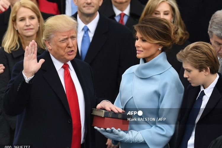 Presiden Donald Trump dan istrinya Melania Trump pada pelantikan Presiden di US Capitol, Washington DC, AS, 20 Januari 2017.