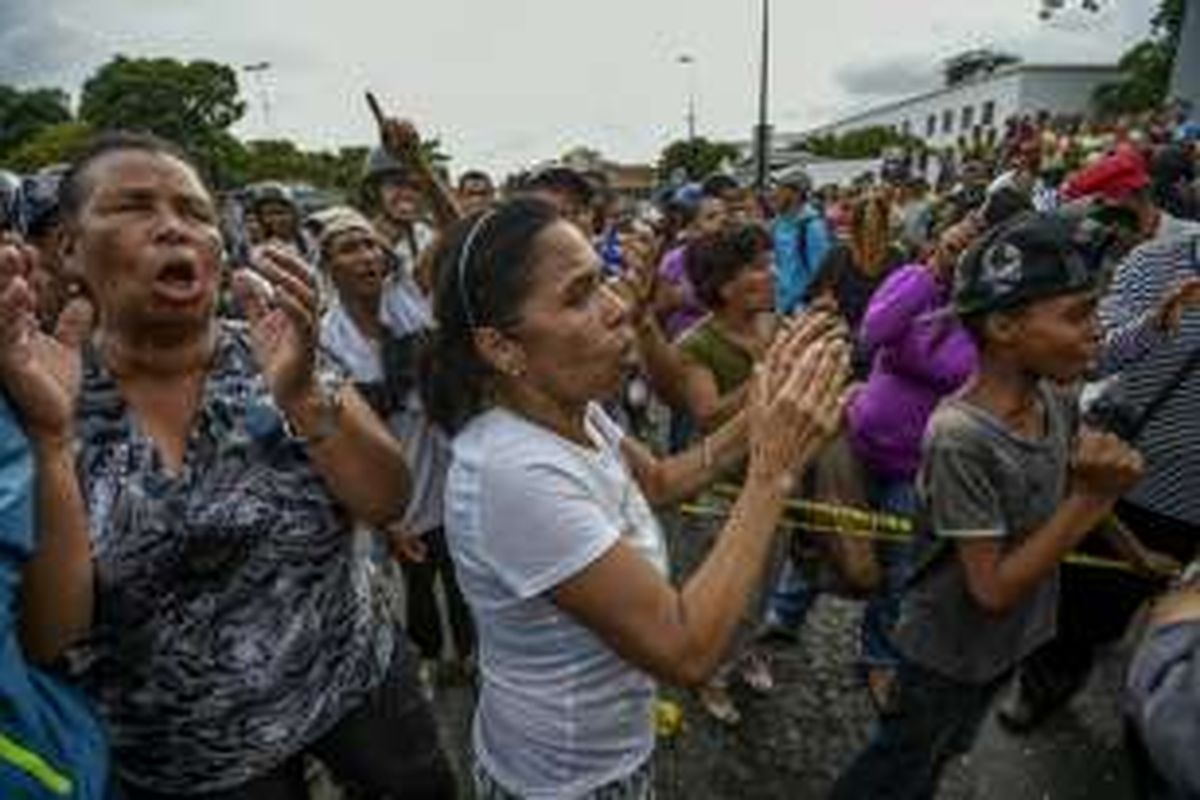 Ratusan warga permukiman kumuh berunjuk rasa menuju ke Istana Presiden Venezuela di Caracas untuk mempertanyakan kelangkaan bahan makanan di negeri itu.