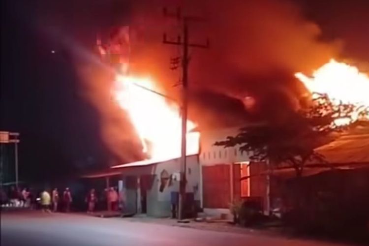 Dua unit rumah warga terbakar akibat tawuran abtar pemuda memanas di Jalan KL Yos Sudarso, Kelurahan Belawan Bahari, Kota Medan pada Jumat (22/8/2025). 