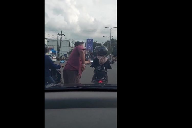 Video viral di media sosial memperlihatkan pengemudi mobil yang iseng membetulkan spion pengendara motor di lampu merah. Sebab spion tersebut mengarah ke muka pengendara motor.