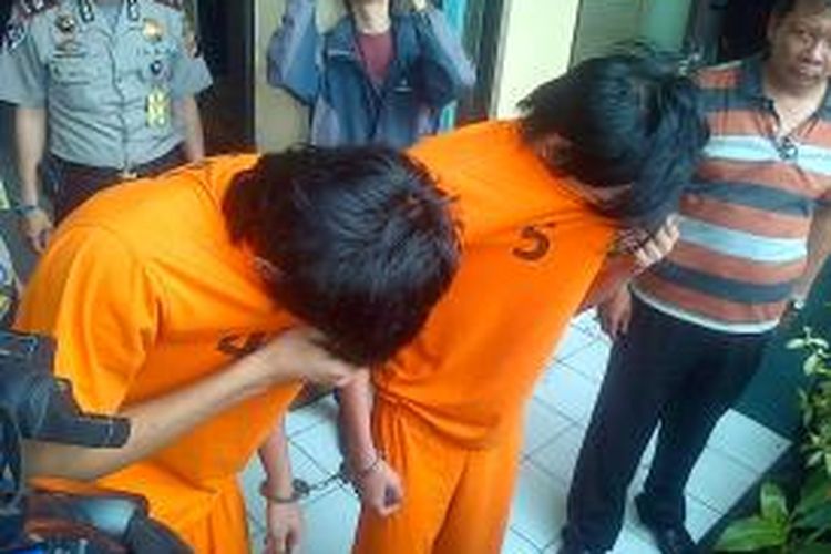 Berry Prawira (21) dan Asep Indra (22) dua anggota geng motor Moonraker ini ditangkap saat menjambret tas milik korban bernama Cahyaning Syafa di depan Pusat Dakwah Indonesia (Pusdai), Minggu (20/10/2013) malam.
 
