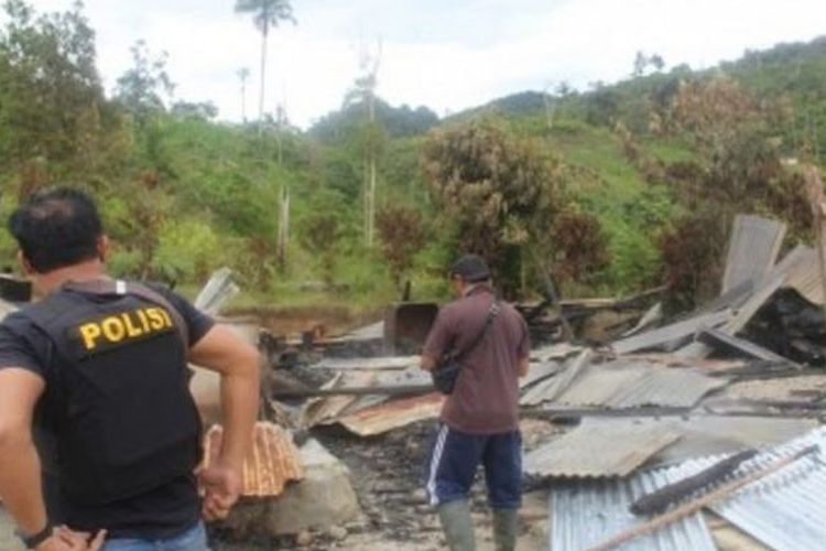 Polisi memeriksa bangunan yang dibakar dalam serangan yang diduga dilakukan oleh kelompok teroris Mujahidin Indonesia Timur (MIT) pimpinan Ali Kalora di Dusun Lewonu, Desa Lemban Tongoa, Kecamatan Palolo, Kabupaten Sigi, Sulawesi Tengah, Sabtu (28/11/2020).