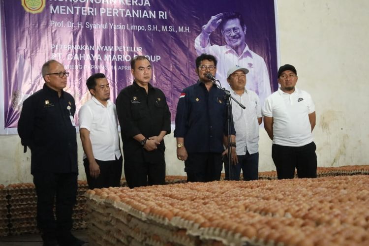 Menteri Pertanian Syahrul Yasin Limpo saat meninjau perusahan ternak PT Cahaya Mario Grup di Kabupaten Sidrap, Sulawesi Selatan (Sulsel) untuk memastikan ketersediaan stok telur jelang Lebaran 2023.
