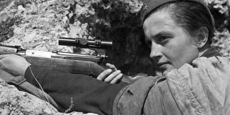 Kisah Perang: Lyudmila Pavlichenko, Sniper Wanita Paling Mematikan ...