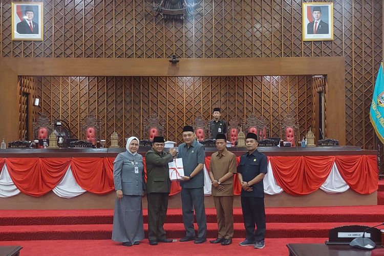 Bupati Semarang Ngesti Nugraha berjabat tangan dengan Ketua DPRD Kabupaten Semarang Ngesti Nugraha saat rapat paripurna, Senin (15/9/2025) 